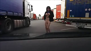 pute seins nus devant routier